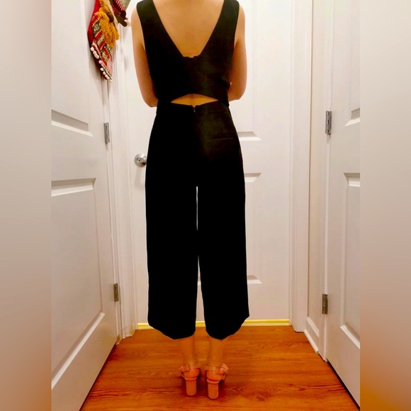 🥂Club Monaco Black Torela Tie Front Jumpsuit V-Neck
Cropped Wide Leg - Picture 5 of 6